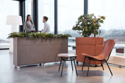Plantenbak op wielen gestoffeerd