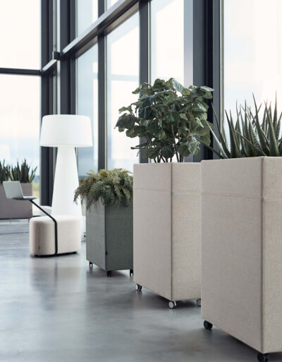 Plantenbak op wielen gestoffeerd